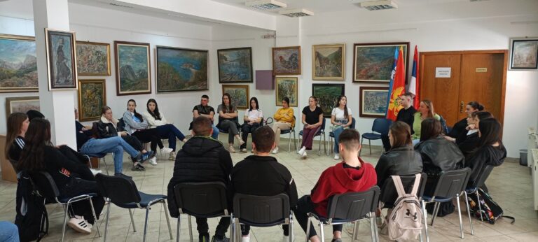 U Centru za kulturu i sport „Mihailo Lalić“, u saradnji sa Srednjom mješovitom školom Andrijevica, održana je promocija međunarodne nagrade „Mlada hrabrost“, projekta koji u fokus stavlja hrabra, odvažna i plemenita djela mladih uzrasta od 15 do 20 godina