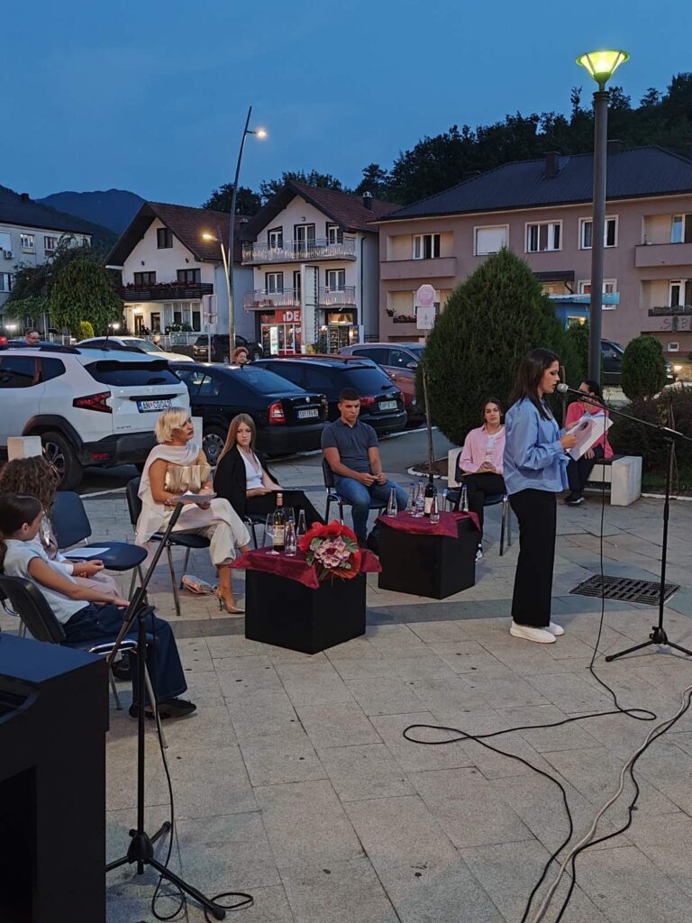 DRUGO VEČE MANIFESTACIJE „ČEKAM TE KOD SATA“ U ZNAKU POEZIJE I MUZIKE 